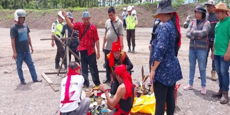 FOTO: MATAKALTENG - Masyarakat saat melakukan ritual sebelum melakukan pemortalan jalan PT Mutu.