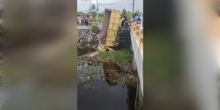 FOTO: MATAKALTENG - Kondisi dump truk saat terjun bebas ke dalam parit.