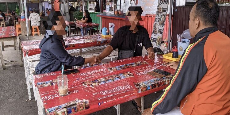 FOTO: MATAKALTENG - KM dan BN saat saling bermaafan usai dimediasi oleh Cak Sam.