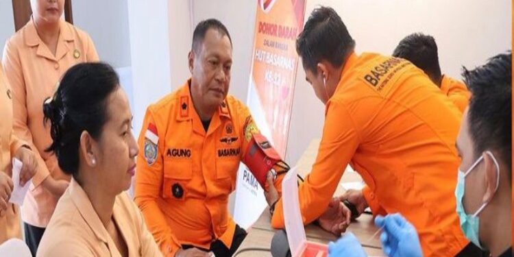 FOTO: MATAKALTENG - Kepala Basarnas Kantor Palangka Raya, Anak Agung Ketut Alit Supartana, saat dilakukan pemeriksaan sebelum dilakukan donor darah.