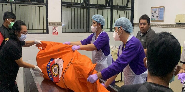 FOTO: MATAKALTENG - Jasad korban pada saat dilakukan visum di runag Kamboja RSUD dr Doris Sylvanus Palangka Raya.