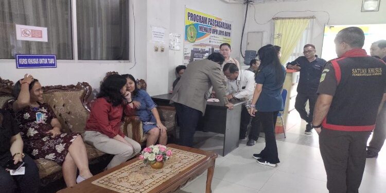 FOTO: MATAKALTENG - Tim Penyidik Kejari Palangka Raya lakukan penggeledahan di kantor Pascasarjana UPR.