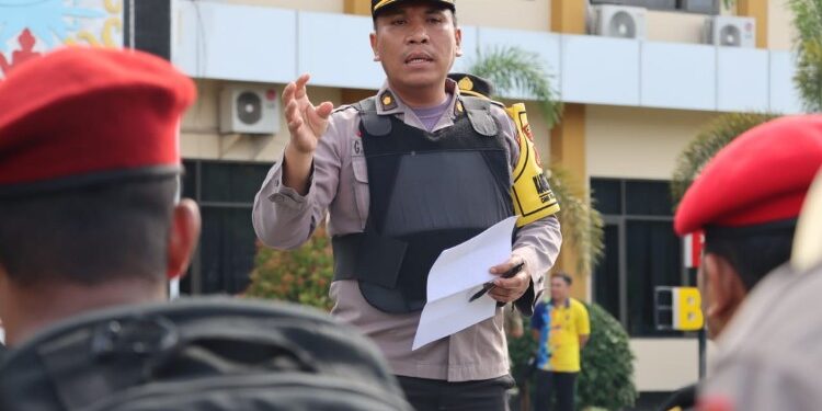 FOTO: MATAKALTENG - Kabagops Polresta Palangka Raya, Kompol Ganda B Napitupulu, pada saat memimpin apel gelar pasukan.