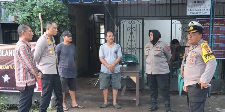 FOTO: MATAKALTENG - Kapolresta Palangka Raya, Kombes Pol Budi Santosa, pada saat meninjau TPS yang melakukan PSU.