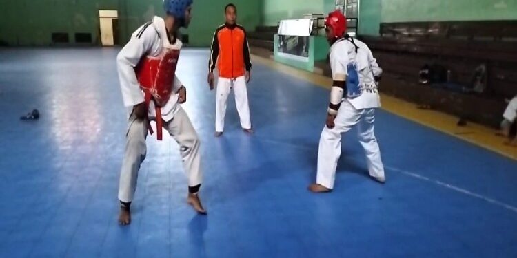 FOTO: MATAKALTENG - Cak Sam, pada saat melatih atlet Taekwondo Polda Kalteng.