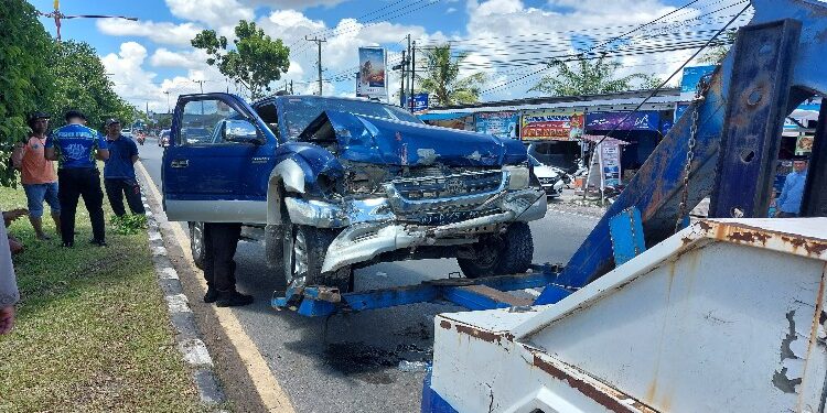 FOTO: RZL/MATAKALTENG - Toyota Hilux, pada saat dievakuasi oleh Satlantas Polresta Palangka Raya.