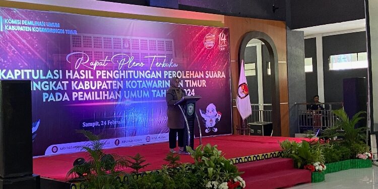 FOTO: IST/MATAKALTENG - Wakil Bupati Kotim, Irawati saat memberikan sambutan dalam rapat pleno rekapitulasi suara Pemilu 2024.