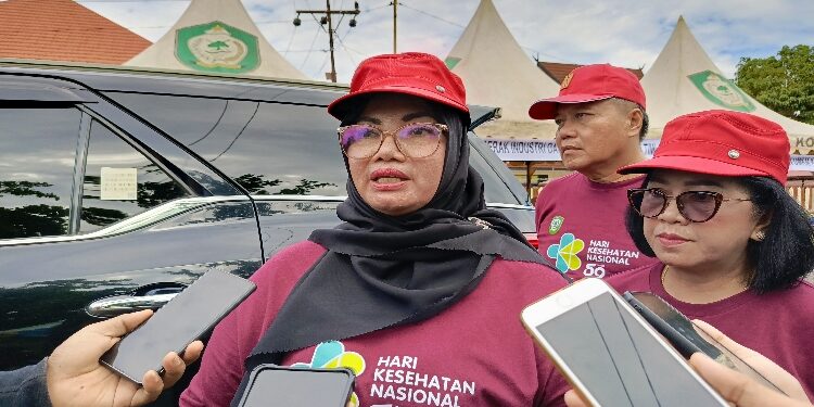 FOTO: DEVI/MATAKALTENG - Wakil Bupati Kotim Irawati didampingi Ketua DPRD Kotim Rinie dan Kadinkes Kotim Umar Kaderi.