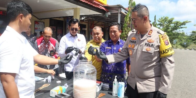 FOTO: SID/MATA KALTENG - Bupati Gumas Jaya S Monong yang diwakili Staf Ahli Bupati bidang Ekonomi, Keuangan dan Pembangunan Guanhin (dua dari kanan), bersama Kapolres AKBP Theodorus Priyo Santosa, Kasat Narkoba Iptu Abi Wahyu Prasetyo, menghadiri pemusnahan barang bukti narkoba jenis sabu, Jumat 23 Februari 2024.