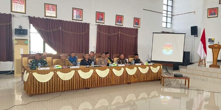 FOTO: IST/MATA KALTENG - Ketua DPRD Seruyan, Zuli Eko Prasetyo (tiga dari kiri depan) saat menghadiri pembukaan rapat pleno terbuka KPU Seruyan di Aula Gedung DPRD setempat, Senin 26 Februari 2023.
