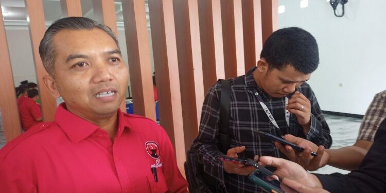 Ketua DPC PDI Perjuangan Kabupaten Seruyan, Zuli Eko Prasetyo (kiri).
