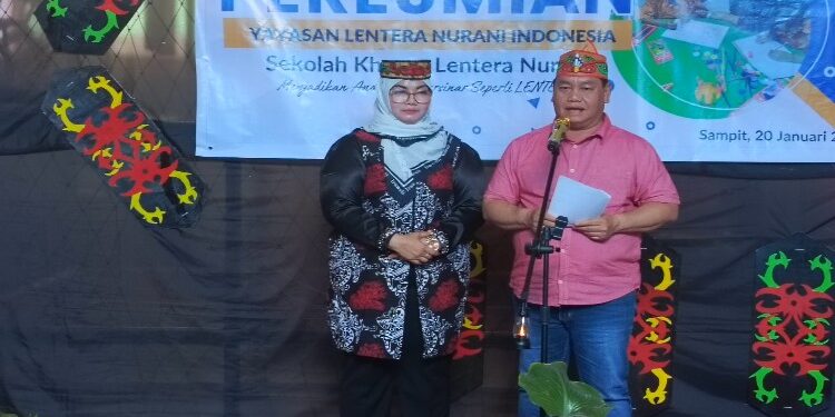 FOTO : DOK DEVIANA/MATAKALTENG - Bupati Kotawaringin Timur Halikinnor (kiri) didampingi Wakil Bupati Irawati dalam sebuah acara peresmian sekolah PAUD.