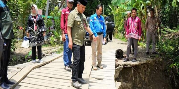 FOTO: MATAKALTENG - Pj Bupati Barsel Deddy Winarwan saat berada di Desa Baruang, Kecamatan Gunung Bintang Awai.