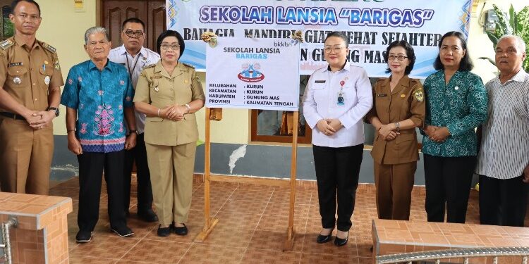 FOTO : DISKOMINFO SANTIK/MATA KALTENG - Wakil Bupati Gumas Efrensia LP Umbing didampingi Kepala Perwakilan BKKBN Provinsi Kalteng Jeanny Yola Winokan, dan Kepala DP2KBP3A Rina Sari, berfoto bersama dengan para lansia, usai launching sekolah lansia barigas, Senin, 26 Februari 2024.