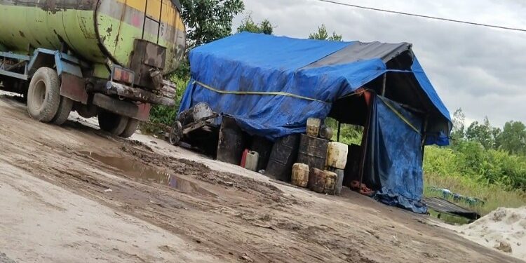 FOTO: DOKUMENTASI MATA KALTENG- Nampak Truk diduga sedang melakukan kencing CPO di penampungan CPO ilegal di Jalan M. Hatta, Kecamatan MB Ketapang, Kota Sampit..