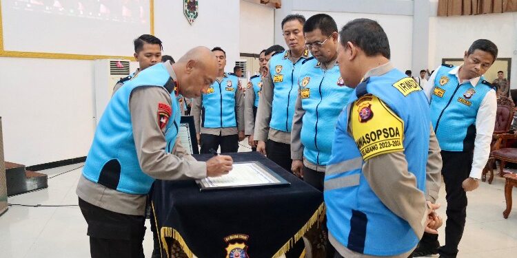 FOTO: RZL/MATAKALTENG - Wakapolda Kalteng, Brigjen Pol Mohammad Agung Budijono, pada saat melakukan penandatanganan Pakta Integritas pendidikan pengembangan umum (Dikbangum) terpadu tahun anggaran 2024.