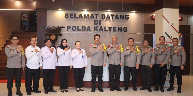 FOTO: MATAKALTENG - Kapolda Kalteng, Irjen Pol Djoko Poerwanto, pada saat foto bersama dengan Kepala BKKBN Kalteng, Jeanny Yola Winoka, usai melakukan audiensi.