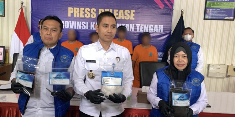FOTO: RZL/MATAKALTENG - Kepala BNNP Kalteng, Brigjen Pol Joko Setiono (tengah), pada saat menunjukkan barang bukti sabu.