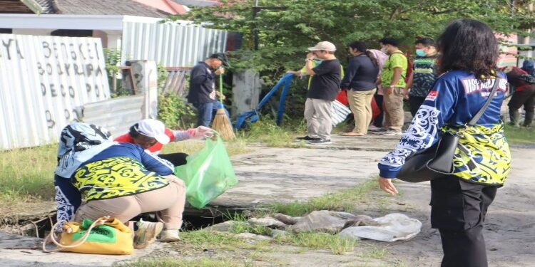 FOTO: RZL/MATAKALTENG - Tim Pemko Palangka Raya saat melakukan pembersihan saluran air di Jalan Seth Adji.