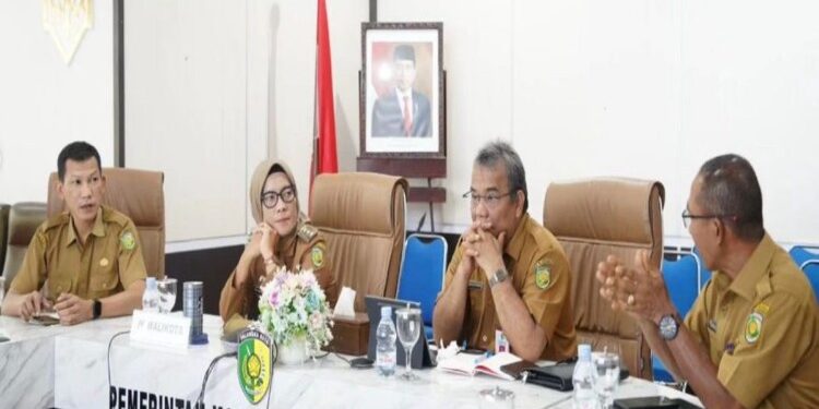 FOTO: MATAKALTENG - Rapat Koordinasi Pengendalian Inflasi melalui zoom meeting, di Command Center Kantor Wali Kota Palangka Raya.