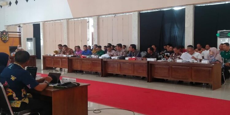 FOTO: AKH/MATAKALTENG - Pj Bupati Sukamara Kaspinor saat memimpin Rapat usulan pemanfaatan lahan tanah dalam kawasan.