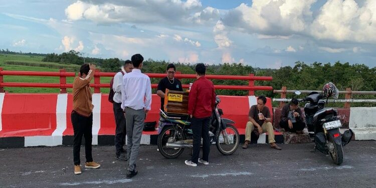 FOTO: AKH/MATAKALTENG - Kopling yang di serbu anak-anak muda di Jembatan Jelai.