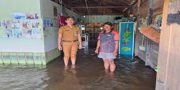 FOTO : IST/MATAKALTENG - Air masuk ke lantai rumah warga di Desa Hanjalipan, Selasa 27 Februari 2024.
