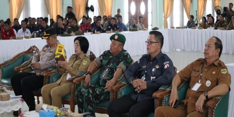 FOTO : DISKOMINFO SANTIK/MATA KALTENG - Wakil Bupati Gumas Efrensia LP Umbing (dua dari kiri) bersama Ketua KPU Elfrinst G Tumon, Kapolres AKBP Theodorus Priyo Santosa, Kajari Sahroni, Pabung Kodim 1016/Plk Letkol Inf Maksun Abadi, dan seluruh PPK, ketika menghadiri rapat pleno rekapitulasi hasil penghitungan perolehan suara tingkat kabupaten pada pemilu tahun 2024, di GPU Damang Batu, Selasa, 27 Februari 2024.