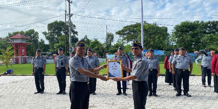 FOTO: IST/MATAKALTENG- Pemberian penghargaan kepada pegawai terbaik Lapas Sampit di tahun 2024.