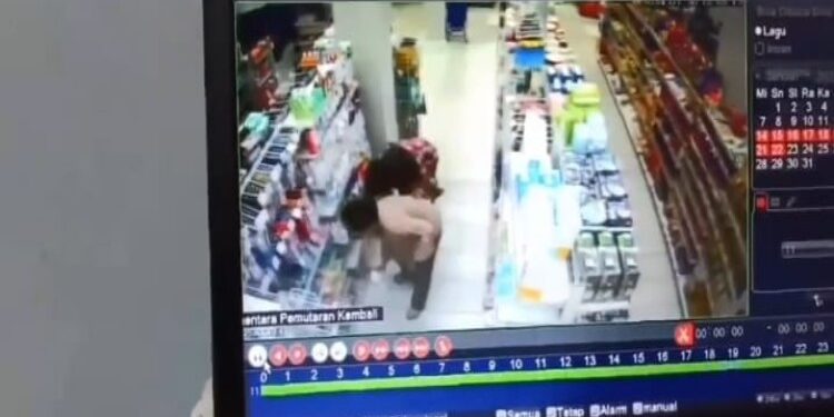 FOTO: IST/MATAKALTENG - Tangkapan rekaman CCTV keamanan yang memperlihatkan dua orang wanita melancarkan aksi pencurian.
