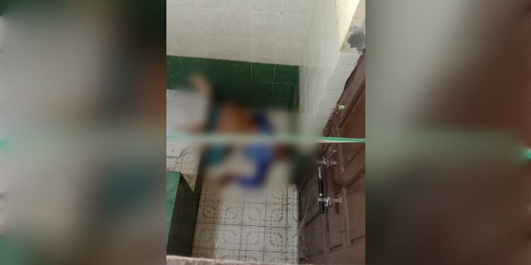 FOTO: IST/MATA KALTENG - Kondisi korban yang ditemukan tewas di dalam toilet dengan keadaan tersungkur.