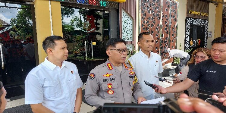FOTO: RZL/MATAKALTENG - Kabid Humas Polda Kalteng, Kombes Pol Erlan Munaji (tengah).