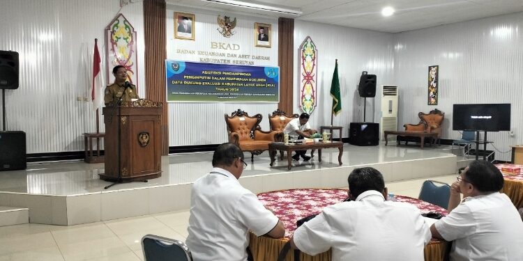 FOTO: ALDI/MATA KALTENG - Suasana pada saat kegiatan asistensi pendampingan penginputan dalam pemenuhan dokumen data dukung evaluasi KLA di Aula BKAD Seruyan, Rabu 28 Februari 2023.