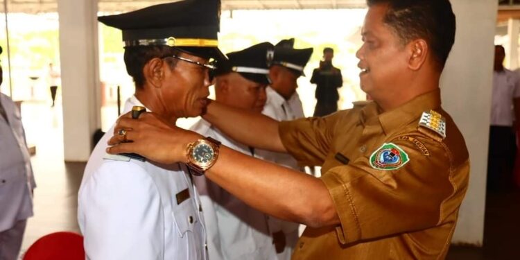 FOTO: PROKOM SERUYAN/MATA KALTENG - Pj Bupati Seruyan, Djainuddin Noor (kanan) saat melantik Pj Kades di Pendopo Rujab, Rabu 28 Februari 2024.