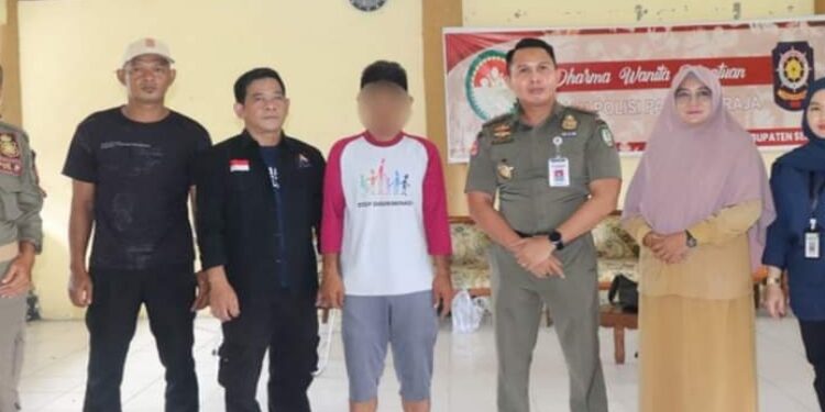 FOTO: IST/MATA KALTENG - Kepala Satpol PP Kabupaten Seruyan, Agus Supriadi saat menyerahkan ODGJ asal Sampit kepada pihak Dinsos Kabupaten Seruyan, kemarin.