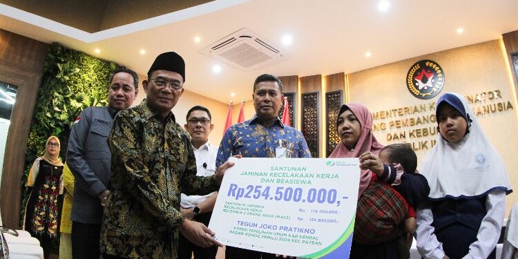 FOTO: BPJS/MATA KALTENG - Penyerahan santunan jaminan kecelakaan kerja dan beasiswa.