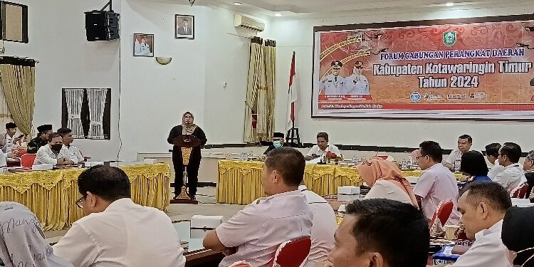 FOTO : DEVIANA/MATAKALTENG - Wakil Bupati Kotim Irawati saat membuka forum gabungan perangkat daerah Kabupaten Kotim, Rabu 28 Februari 2024.