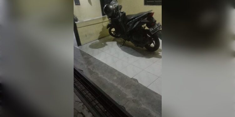 FOTO: IST/MATA KALTENG - Sepeda motor keponakan KPU Kotim saat diparkir di depan kos, Gg Sawi Manis, Baamang Hilir, Kotim.