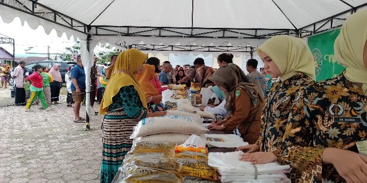 FOTO: AKH/MATAKALTENG - Pasar penyeimbang yang digelar dalam upaya menekan laju inflasi di Kabupaten Sukamara.