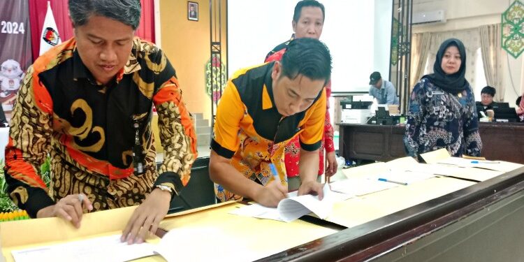 FOTO: AND/MATAKALTENG - Ketua KPU Pulang Pisau, Roby Hudin melakukan penandatanganan rekapitulasi Pemilu 2024.