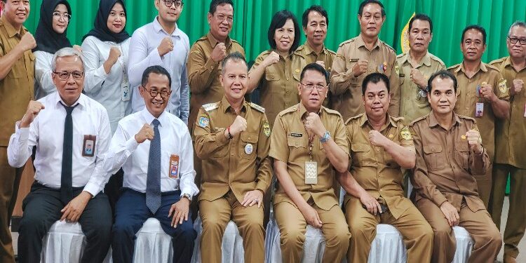 FOTO : DISKOMINFO SANTIK/MATA KALTENG - Bupati Gumas Jaya S Monong didampingi Sekda Richard, dan Plt Kepala Perwakilan BPKP Provinsi Kalteng Hanggara Atmana, ketika berfoto bersama dengan perangkat daerah terkait, pada rapat evaluasi perencanaan dan penganggaran, evaluasi penyelenggaraan SPIP akuntabilitas keuangan dan pembangunan desa triwulan I tahun 2024, di ruang rapat lantai 1 kantor bupati setempat, Rabu, 28 Februari 2024.