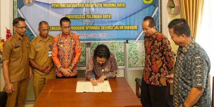 FOTO: MATAKALTENG - Penandatangan perjanjian kerja sama antara UPR dan Pemkab Mura.