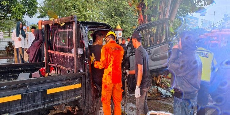 FOTO: RZL/MATAKALTENG - Tim SAR Gabungan saat melakukan mengevakuasi korban dari mobilnya.
