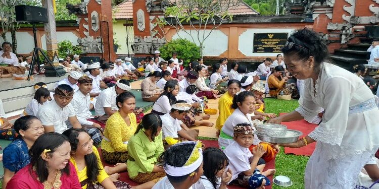 FOTO: MATAKALTENG - Suasana persembahyangan di Pura Pitamaha Padma Bhuana.