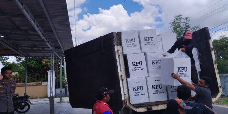 FOTO: MATAKALTENG - Pengawalan pergeseran kotak suara dari kantor PPK Pahandut ke KPU Kota Palangka Raya.