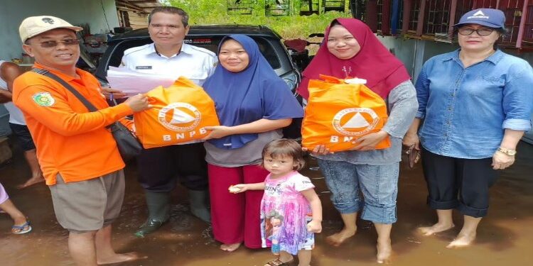 FOTO: MATAKALTENG - Penyaluran sembako oleh BPBD Kota Palangka Raya kepada korban banjir.