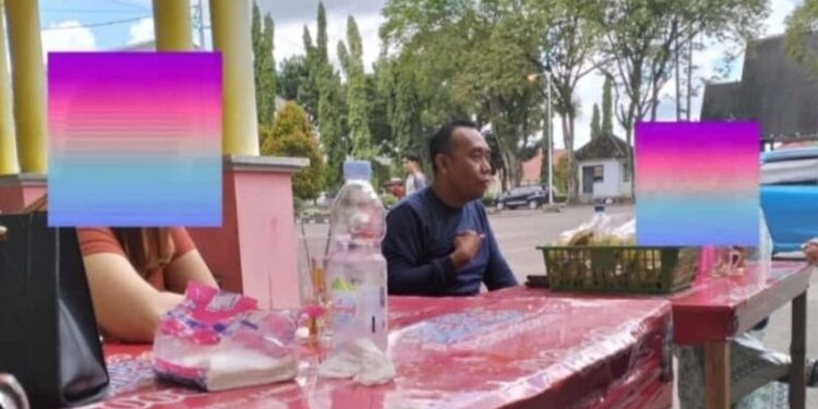 FOTO: MATAKALTENG - Cak Sam saat melakukan mediasi kepada B dan M.