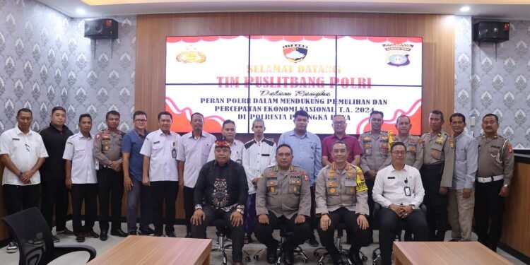 FOTO: MATAKALTENG - Kapolresta Palangka Raya, Kombes Pol Budi Santosa, saat foto bersama Tim Puslitbang Polri.