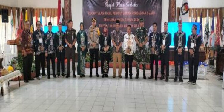 FOTO: MATAKALTENG - Foto bersama usai membuka secara resmi rapat pleno, para pejabat yang hadir.