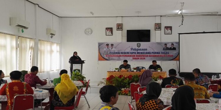 FOTO : DEVIANA/MATAKALTENG - Wakil Bupati Kotim Irawati saat menghadiri ramah tamah pelepasan PNS purna tugas, Kamis 29 Februari 2024.